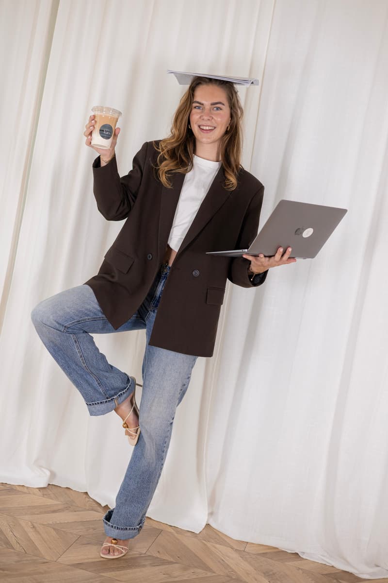 Rianda met koffie en een laptop voor witte gordijnen