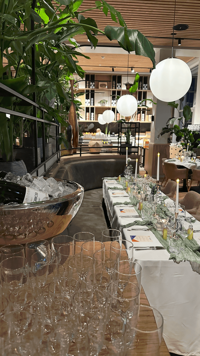 Gedekte tafel voor een EuroCollege-diner