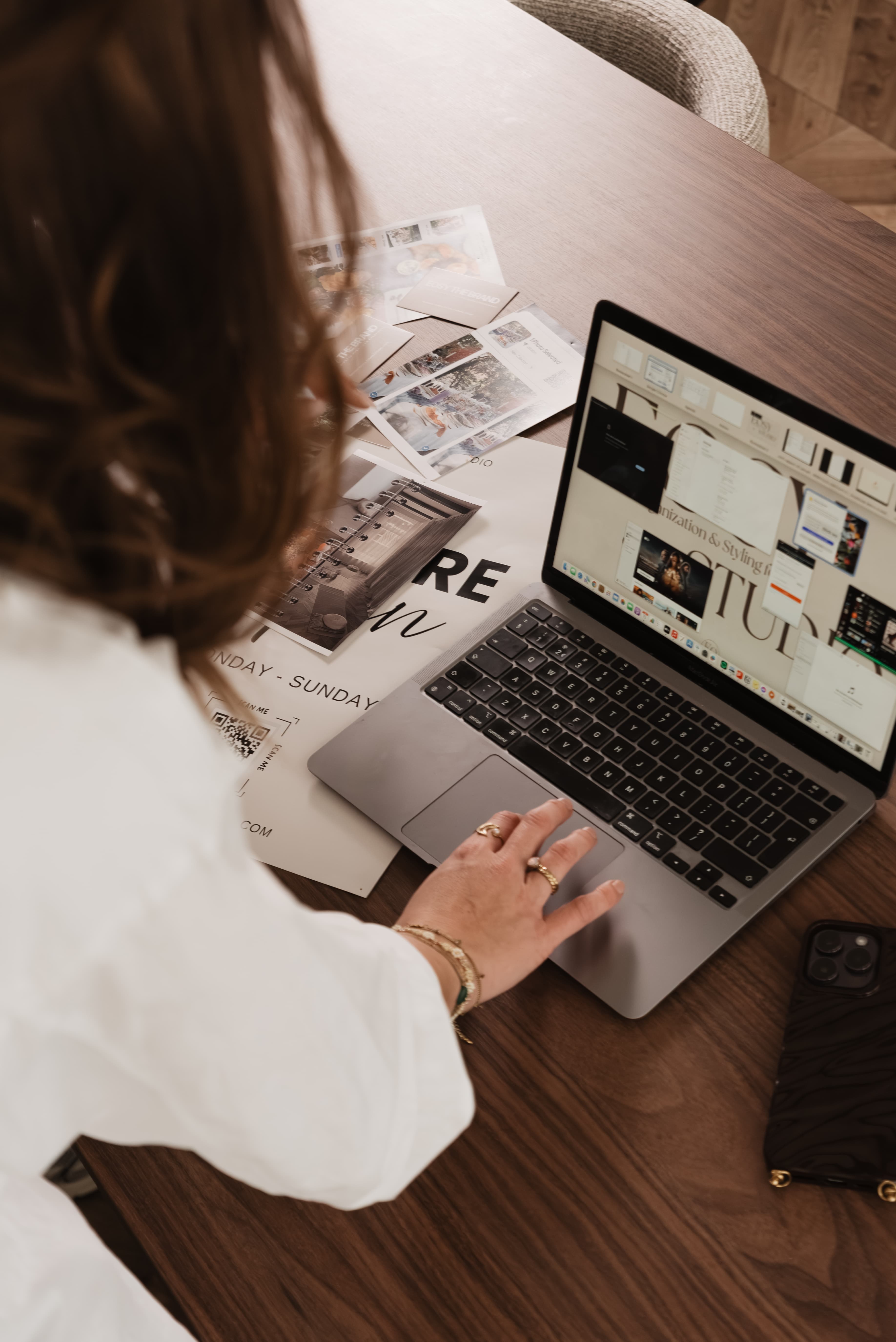 Bovenaanzicht van moodboards en een laptop tijdens ontwerpwerk voor een evenement
