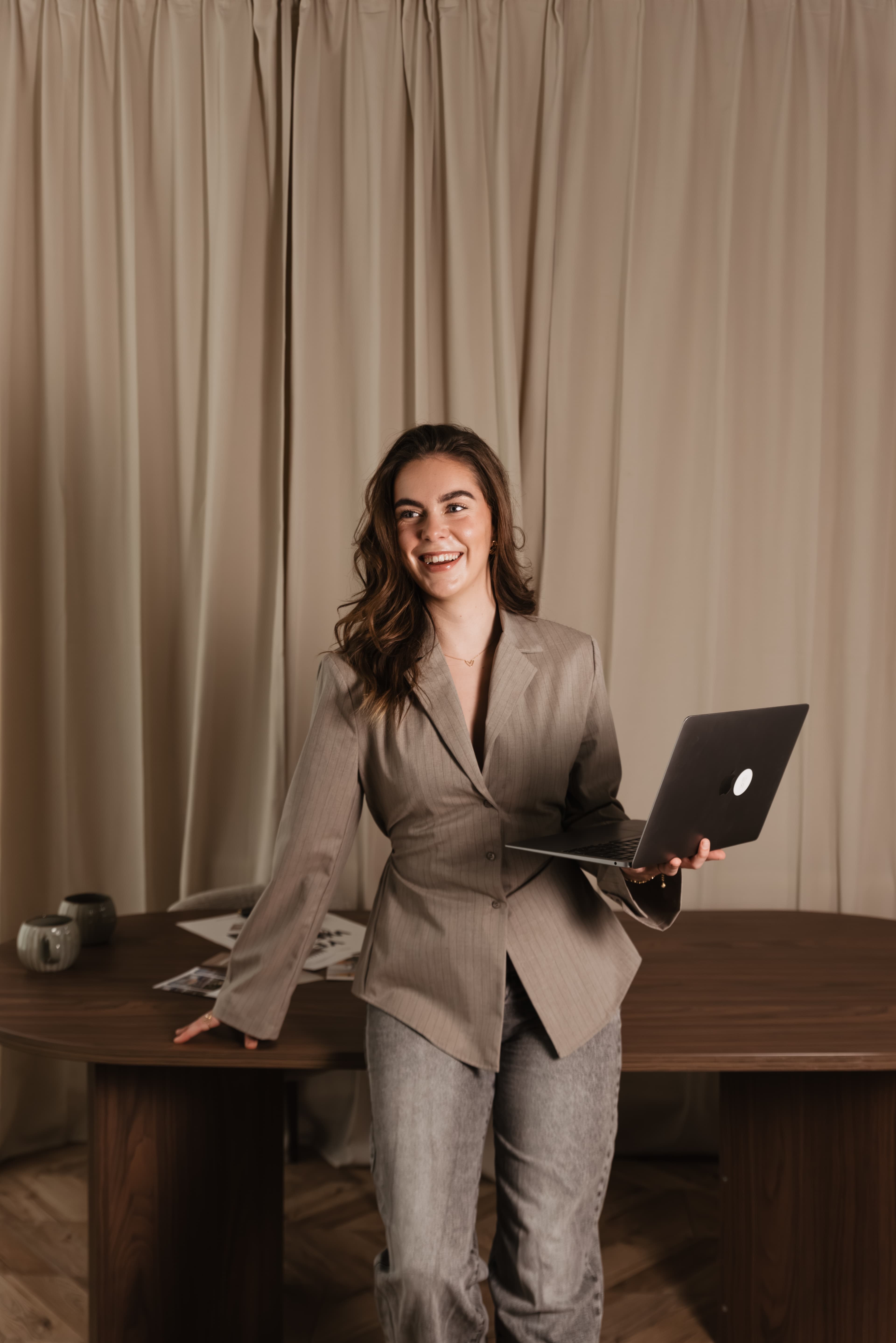 Rianda in pak met een laptop naast de ontwerptafel