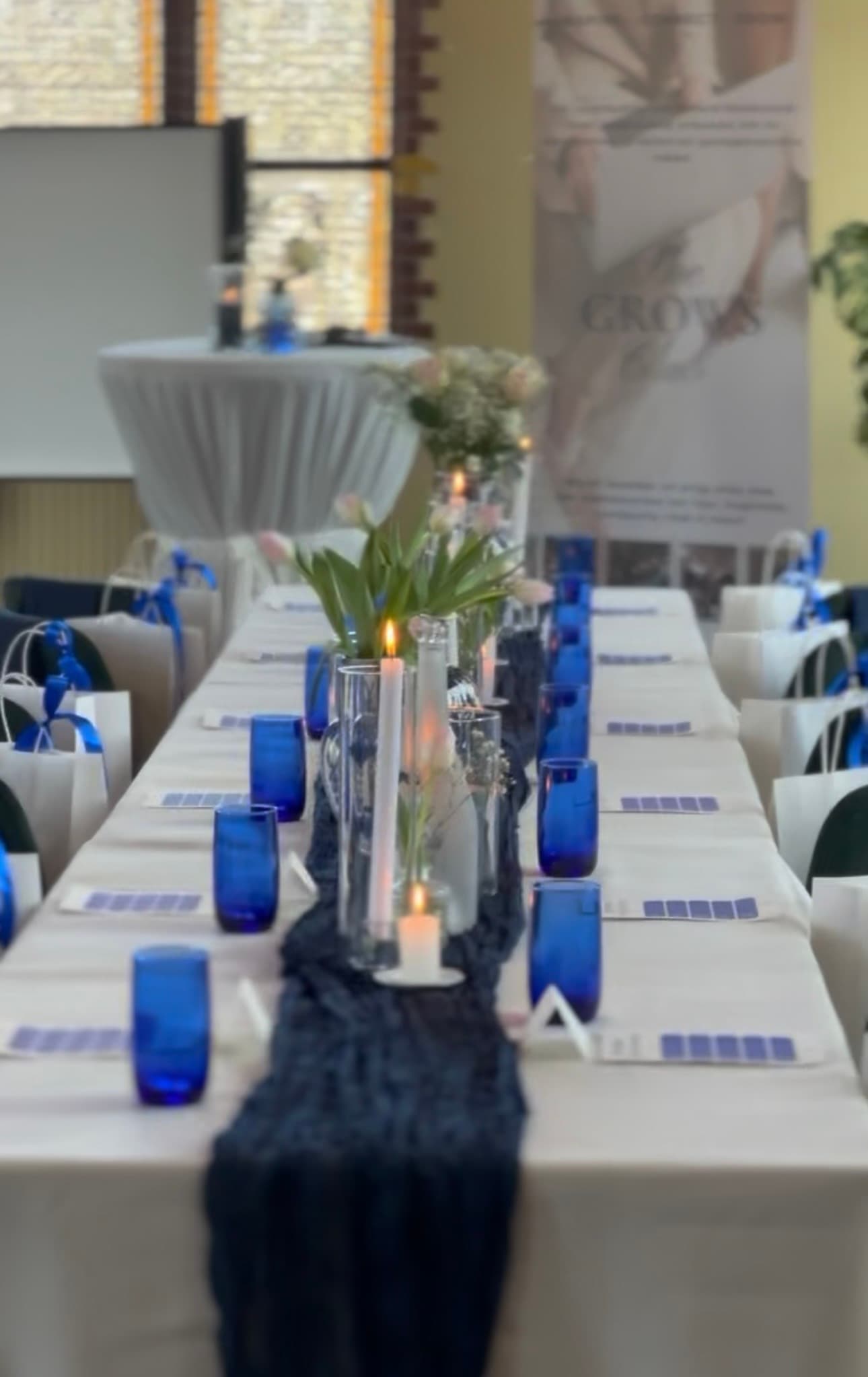 Blauw gestylde evenemententafel met kaarsen en bloemen
