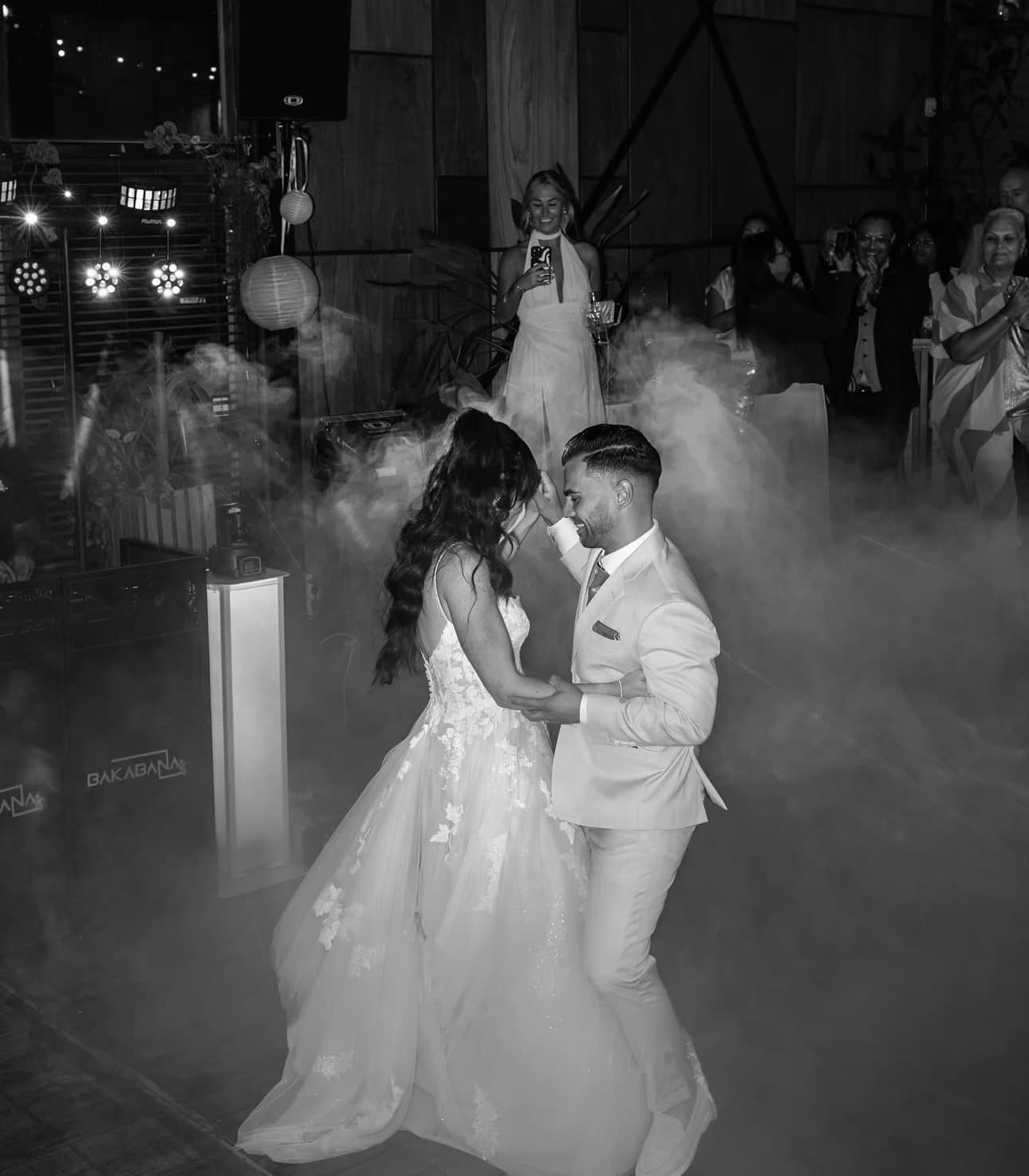 Pasgetrouwd stel danst samen tijdens hun bruiloft