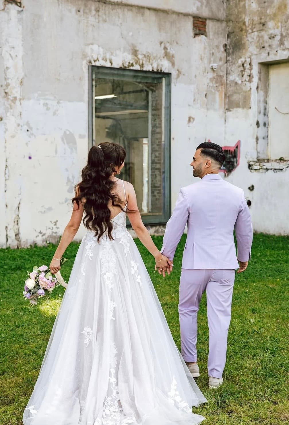 Rachid en Lauren lopen hand in hand na hun bruiloft