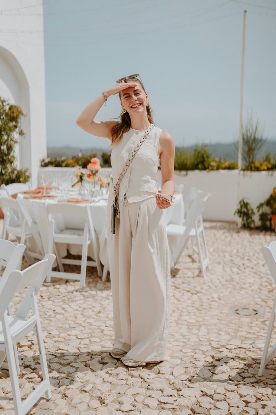 Rianda Meinardi in een witte blouse aan tafel