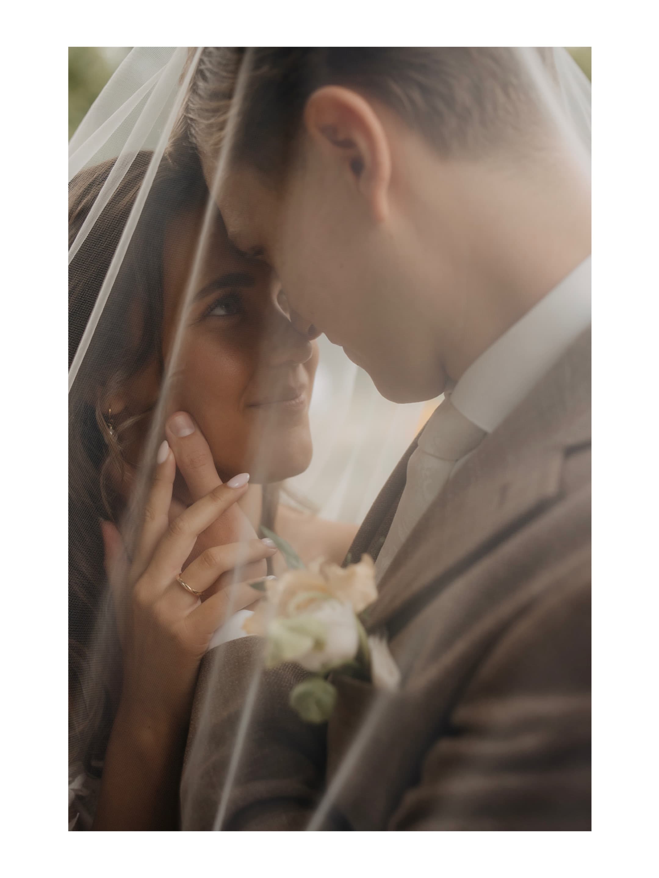 Een intiem portret van Manon en Nick onder haar sluier